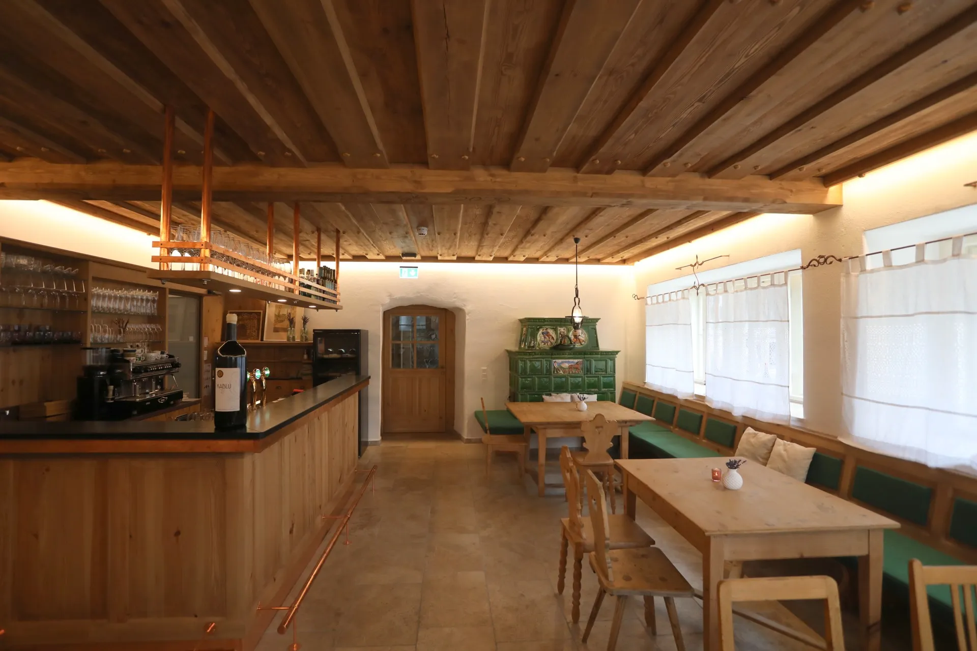 Gaststube mit Bar