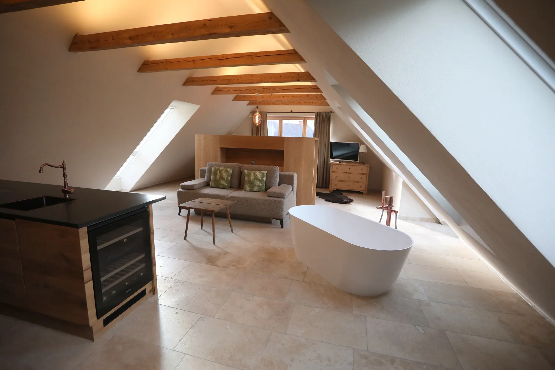Gutshaus Kalwang – Suite mit freistehender Badewanne