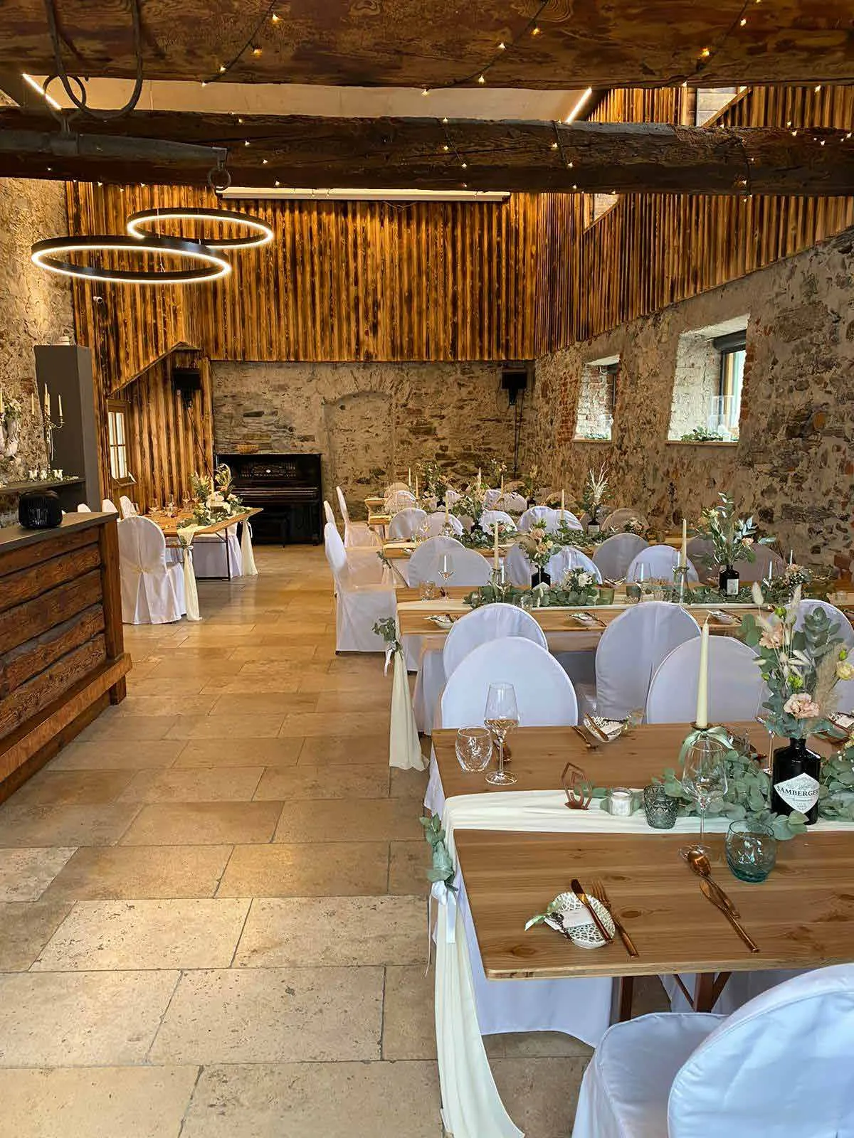 Festlich gedeckter Saal im Gutshaus Kalwang für eine Hochzeit